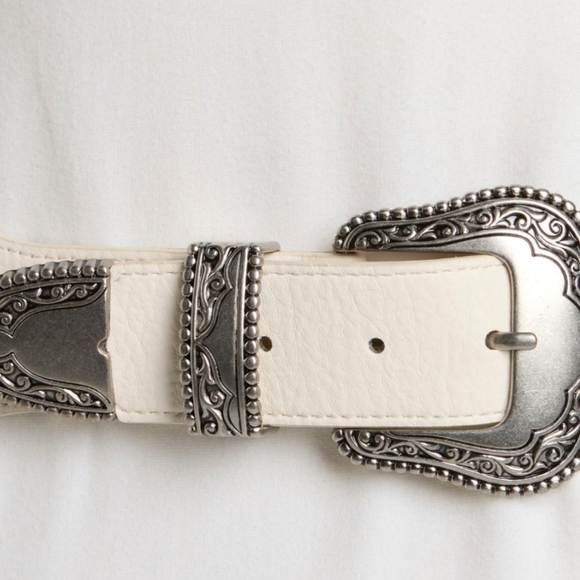 Vince Camuto Wester Buckle Vanilla Belt 44" - Picture 2 of 10